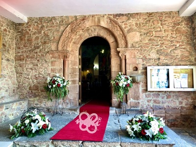 ENTRADA DE IGLESIA SANTA MARIA LA REAL DE LOGREZANA