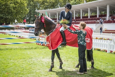 ENTREGA DE BOUQUET A JINETE CONCURSO HIPICO INTERNACIONAL DE GIJON