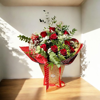 COMPOSICIÓN DE 12 ROSAS NATURALES EN BOLSO CON AGUA