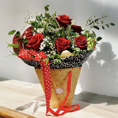 RAMO DE 6 ROSAS NATURALES EN BOLSO CON AGUA Y PINCK