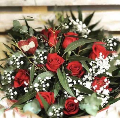 RAMO DE  9 ROSAS ROJAS EN CAJA CON AGUA