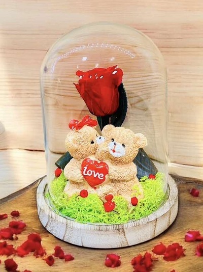  CÚPULA PEQUEÑA CON ROSA PRESERVADA Y PAREJA DE OSITOS LOVE
