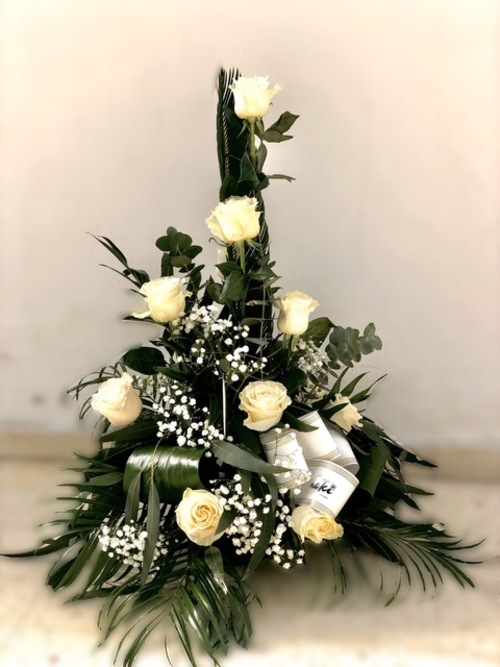 Centro mortuorio de 12 Rosas con Paniculata