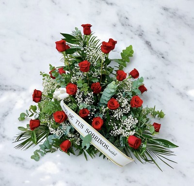 Centro mortuorio de 24 rosas con paniculata