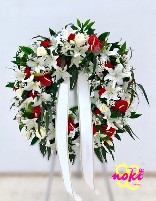 Corona de flores variadas blanca y roja