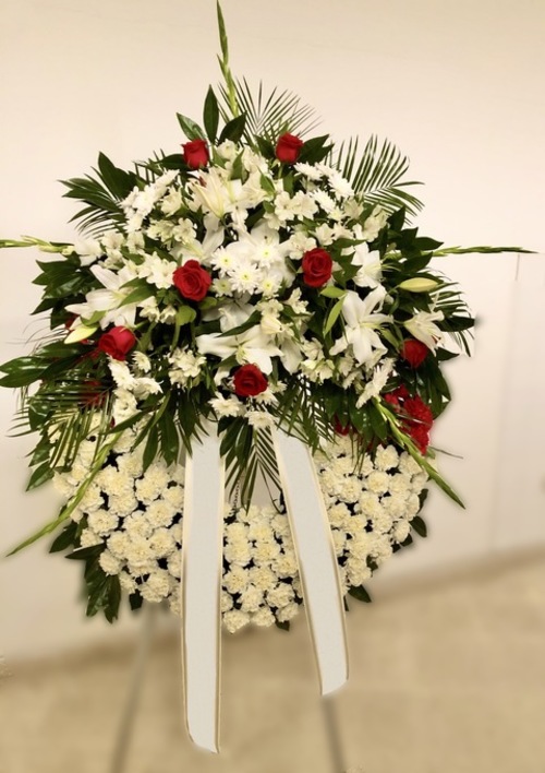 Corona de un cabezal tonos blancos y rojos