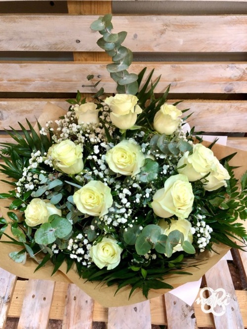Ramo de 12 rosas blancas en caja con agua 