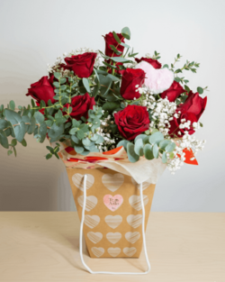 COMPOSICIÓN DE 12 ROSAS NATURALES EN BOLSO CON AGUA