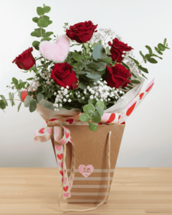 RAMO DE 6 ROSAS NATURALES EN BOLSO CON AGUA Y PINCK