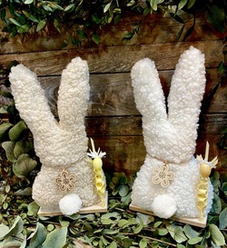 CONEJO DE PASCUA DE PELUCHE CON PALMA NATURAL