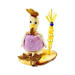     GALLINA DE TELA Y FIELTRO SOBRE RODAJA DE MADERA CON PALMA