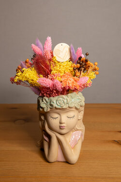    MUÑECA CON FLORES SECAS 