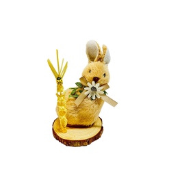  CONEJOS DE PELUCHE SOBRE RODAJA DE MADERA CON PALMA NATURAL DE PASCUA